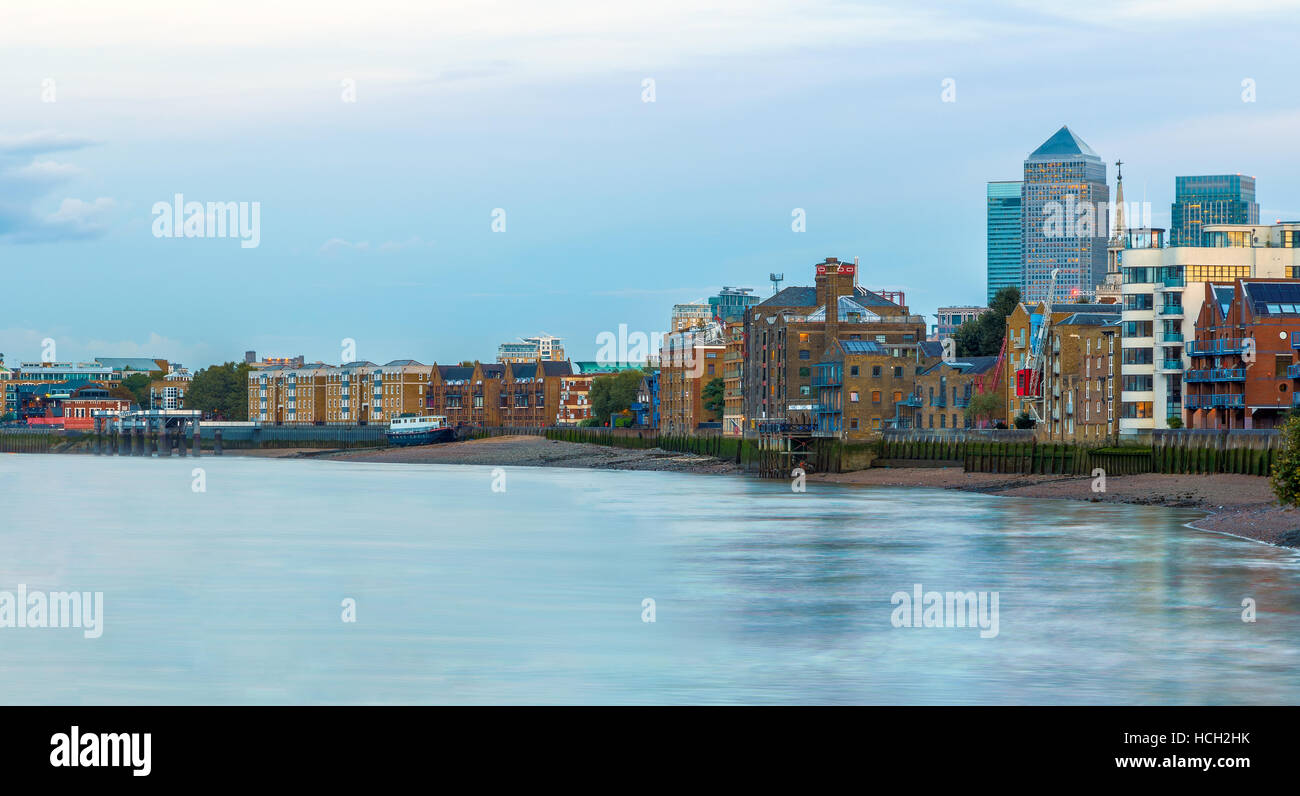 Ansicht von Canary wharf in London von der Themse Stockfoto