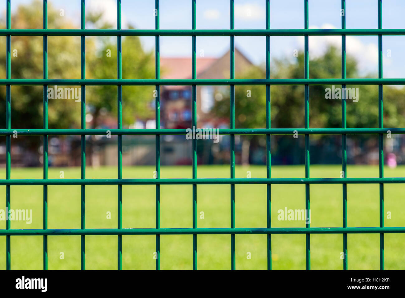 Grüne Zaun mit Haus im Hintergrund für den Begriff verwenden Stockfoto