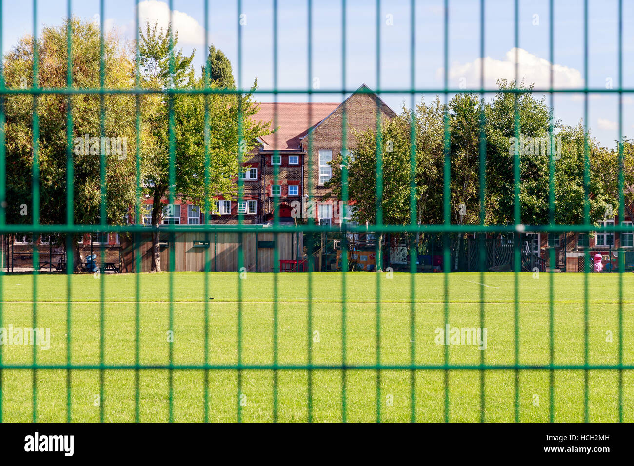 Grüne Zaun mit Haus im Hintergrund für den Begriff verwenden Stockfoto