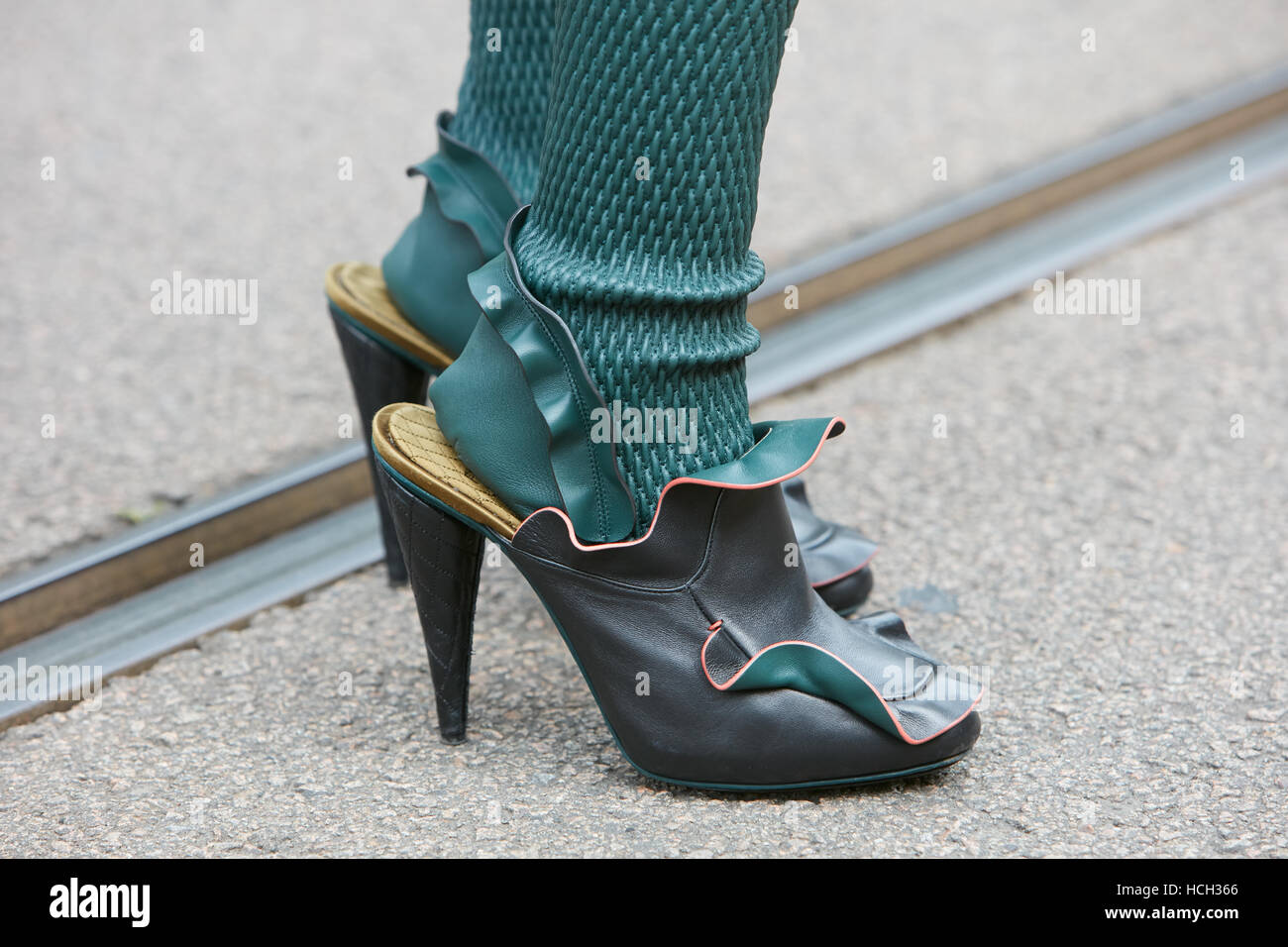 Frau mit grünen und schwarzen Lederschuhe vor Fendi Modenschau, Milan Fashion Week Streetstyle am 22. September 2016. Stockfoto
