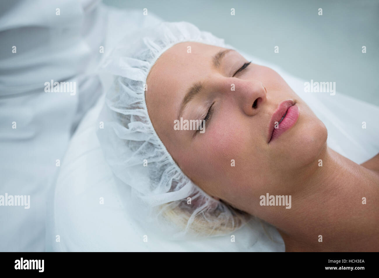 Patient liegt auf dem Bett während einer kosmetischen Behandlung Stockfoto