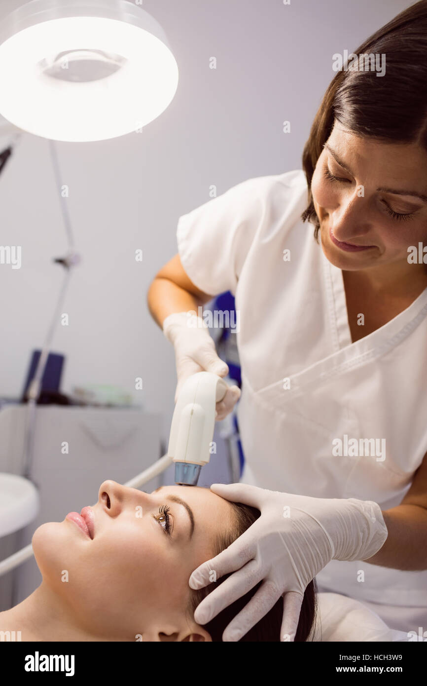 Arzt, Patientin kosmetische Behandlung verleiht Stockfoto