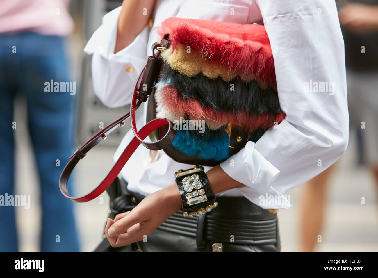 Frau mit bunten Fell Tasche und Armband mit Edelsteinen vor Giorgio Armani Fashion Show in Mailand Fashion Week Streetstyle in Mailand Stockfoto