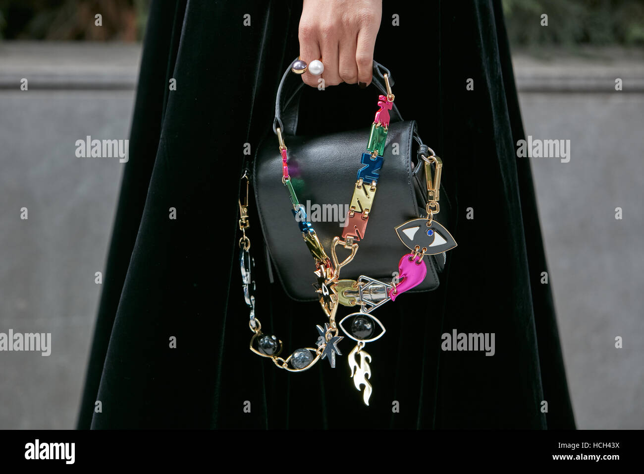 Frau mit Schwarze Ledertasche mit Augen und glänzende Dekorationen vor Giorgio Armani Fashion Show in Mailand Fashion Week Streetstyle Stockfoto