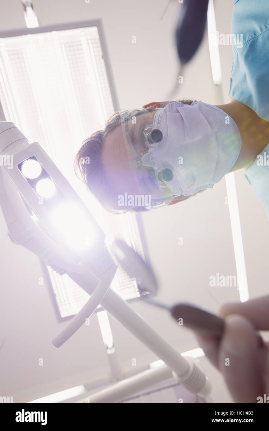 Zahnarzt Holding Dentalwerkzeuge Stockfoto