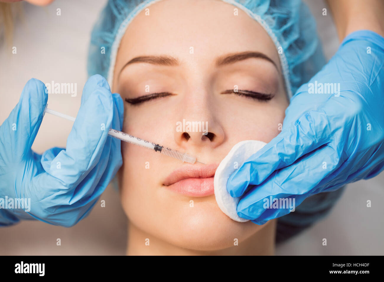 Patientin erhält eine Injektion im Gesicht Stockfoto