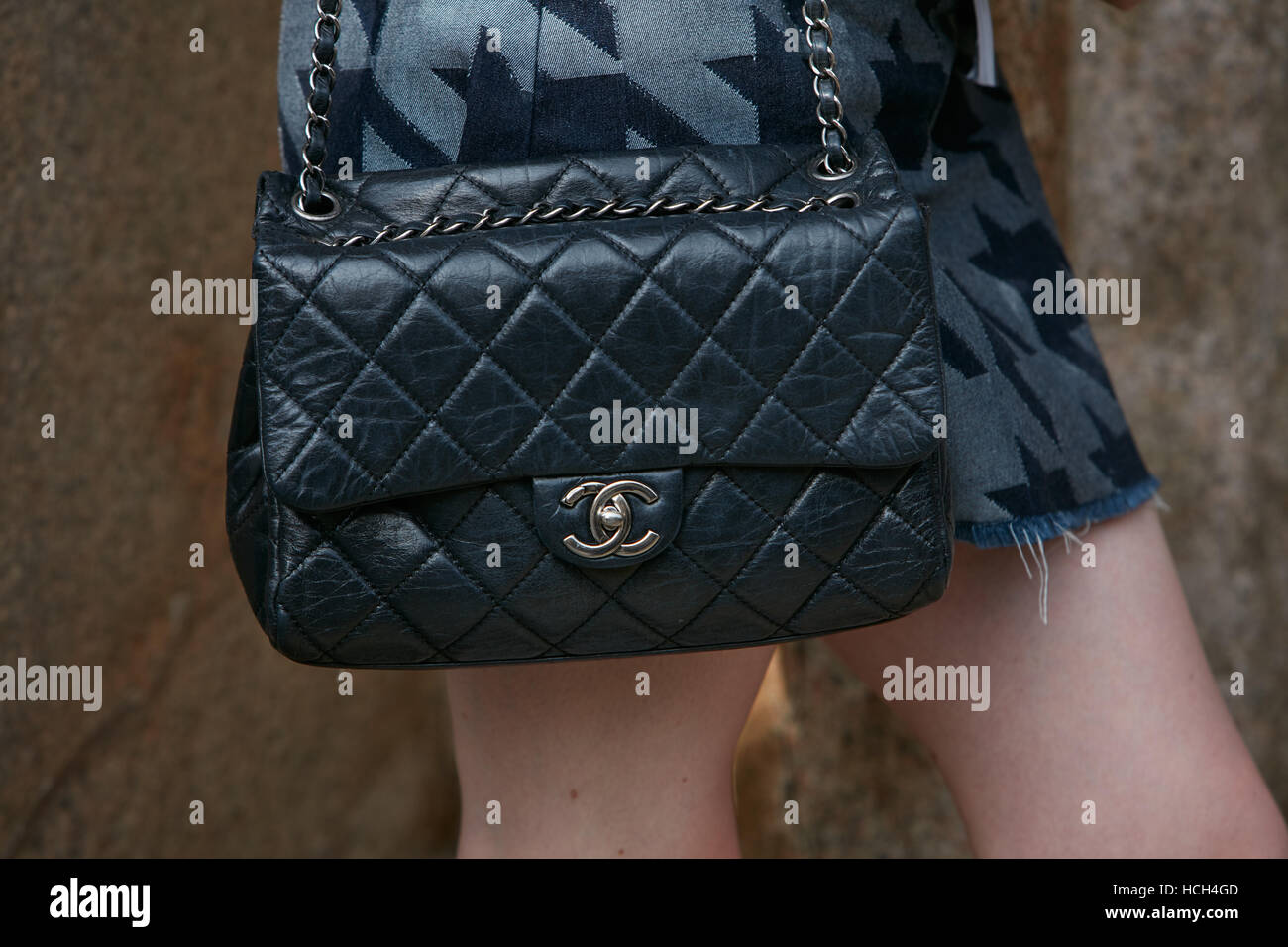 Frau mit schwarzen Chanel Ledertasche vor Giorgio Armani-Modenschau, Milan Fashion Week Streetstyle am 23. September 2016. Stockfoto