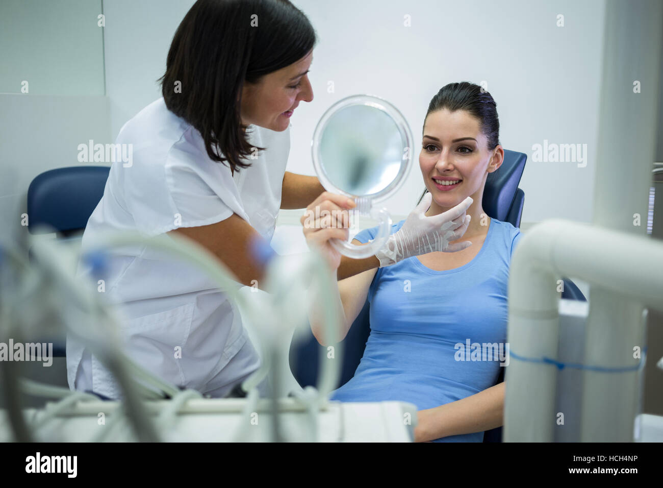 Arzt Untersuchung weiblichen Patienten Gesicht Stockfoto