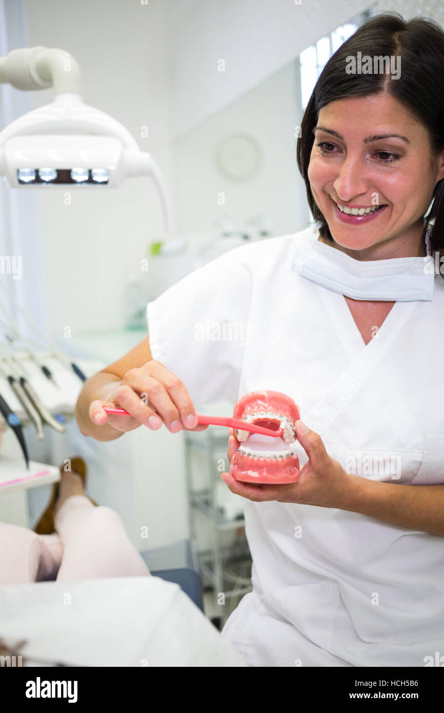 Zahnarzt mit Patienten wie Sie Zähne putzen Stockfoto