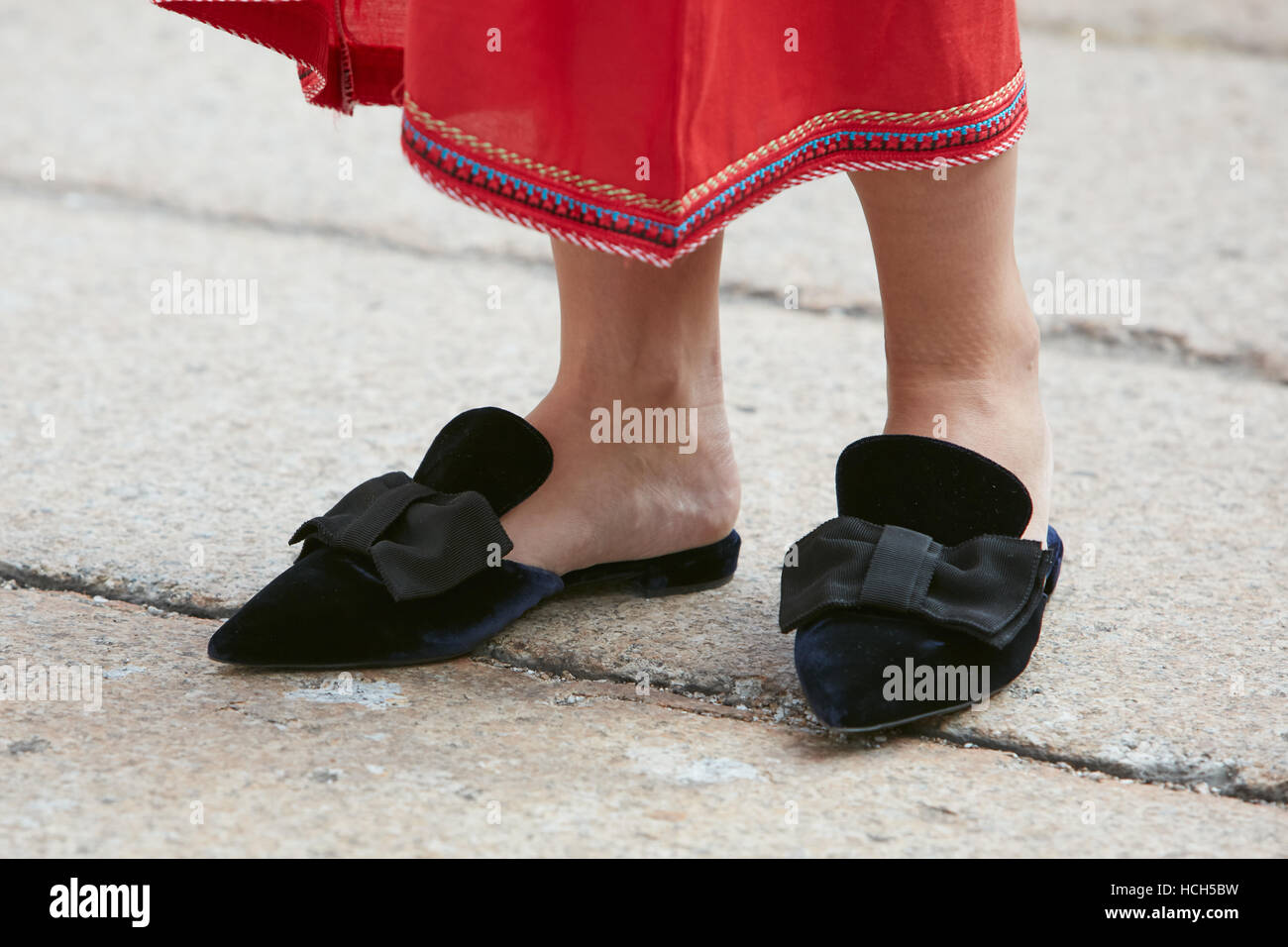 Frau mit rotem Kleid und schwarzen samt Schuhe vor Mode Tods Show, Milan Fashion Week Streetstyle am 23. September 2016. Stockfoto