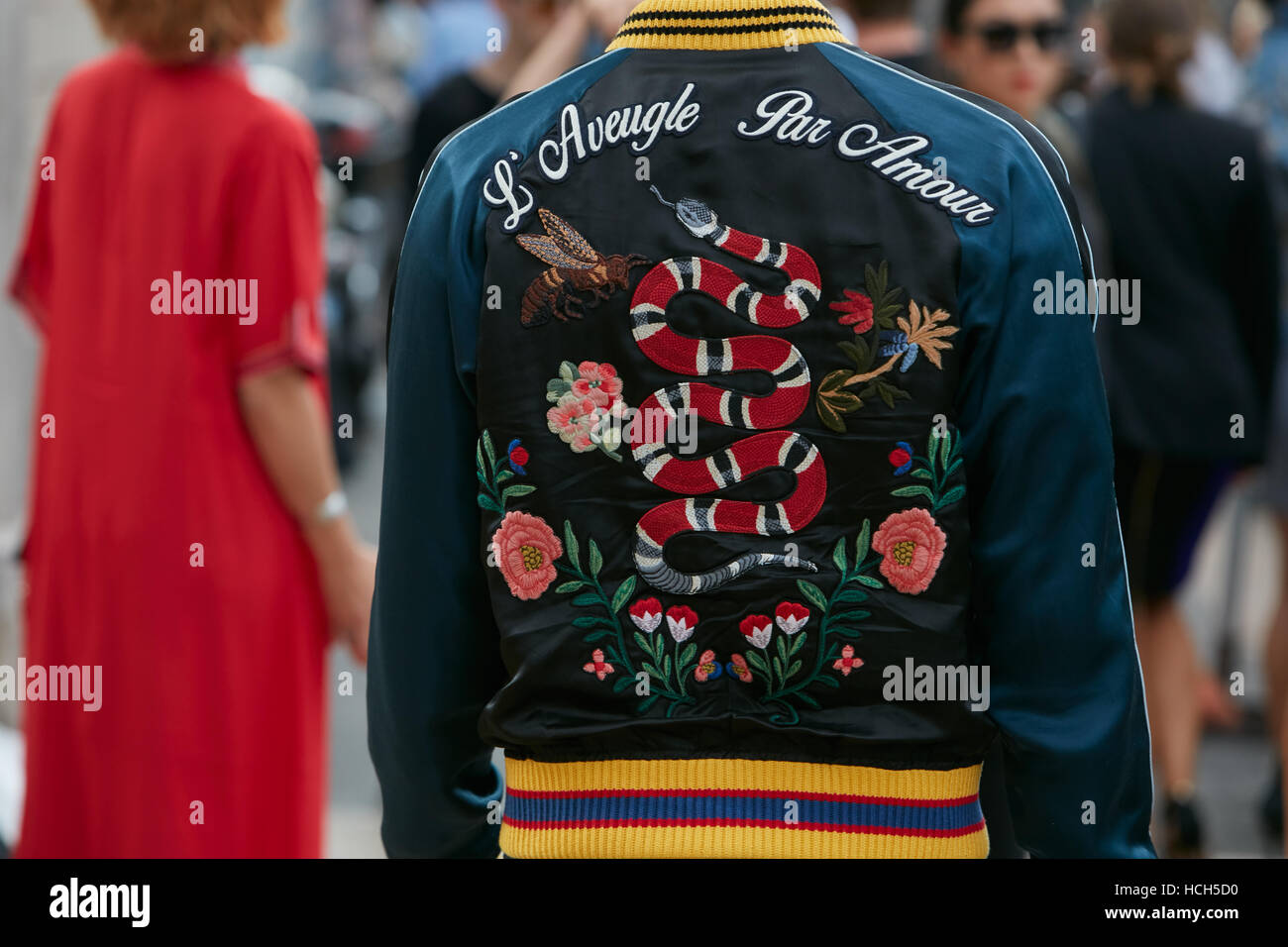 Mann mit Gucci Bomber Jacke "Blinde Liebe" mit Schlange und Blumenschmuck vor Mode Tods Show, Milan Fashion Week. Stockfoto