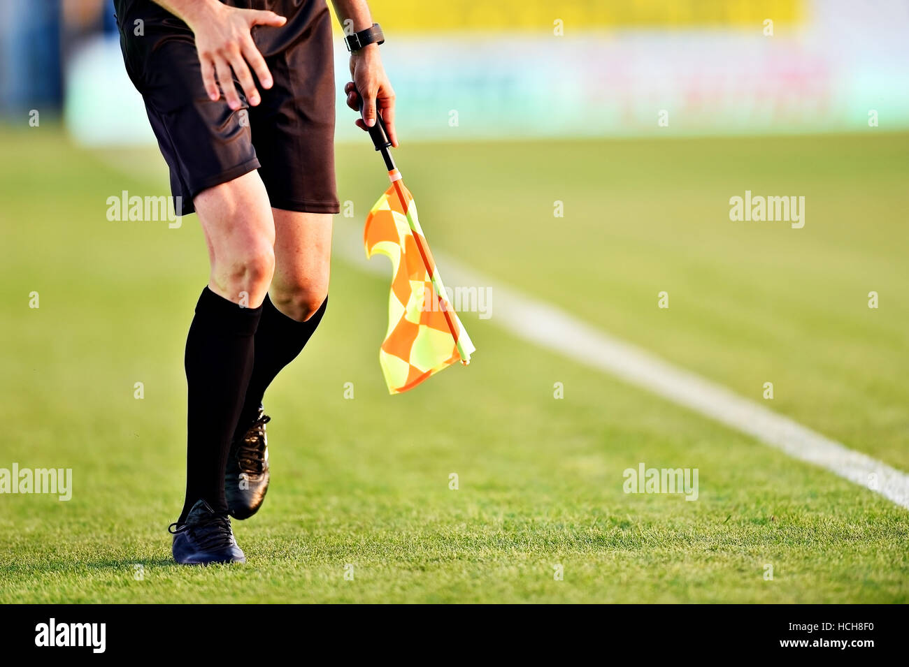 Schiedsrichter-Assistenten Verschieben entlang der Seitenlinie während eines Fußballspiels Stockfoto