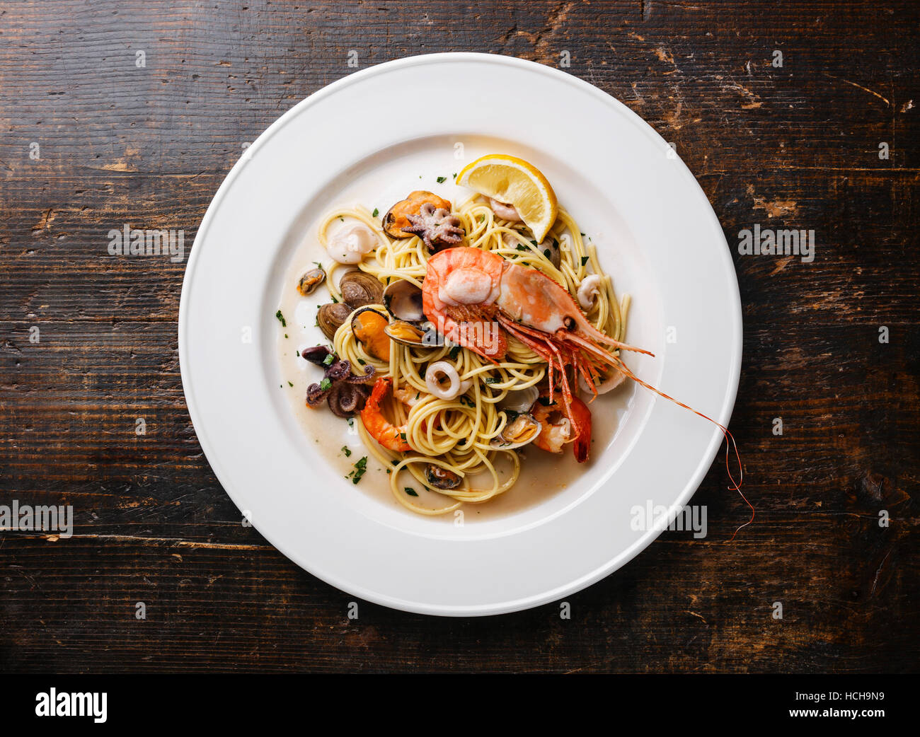 Pasta mit Meeresfrüchten Spaghetti mit Muscheln, Garnelen, Meeresfrüchte-Cocktail auf weißen Teller Stockfoto