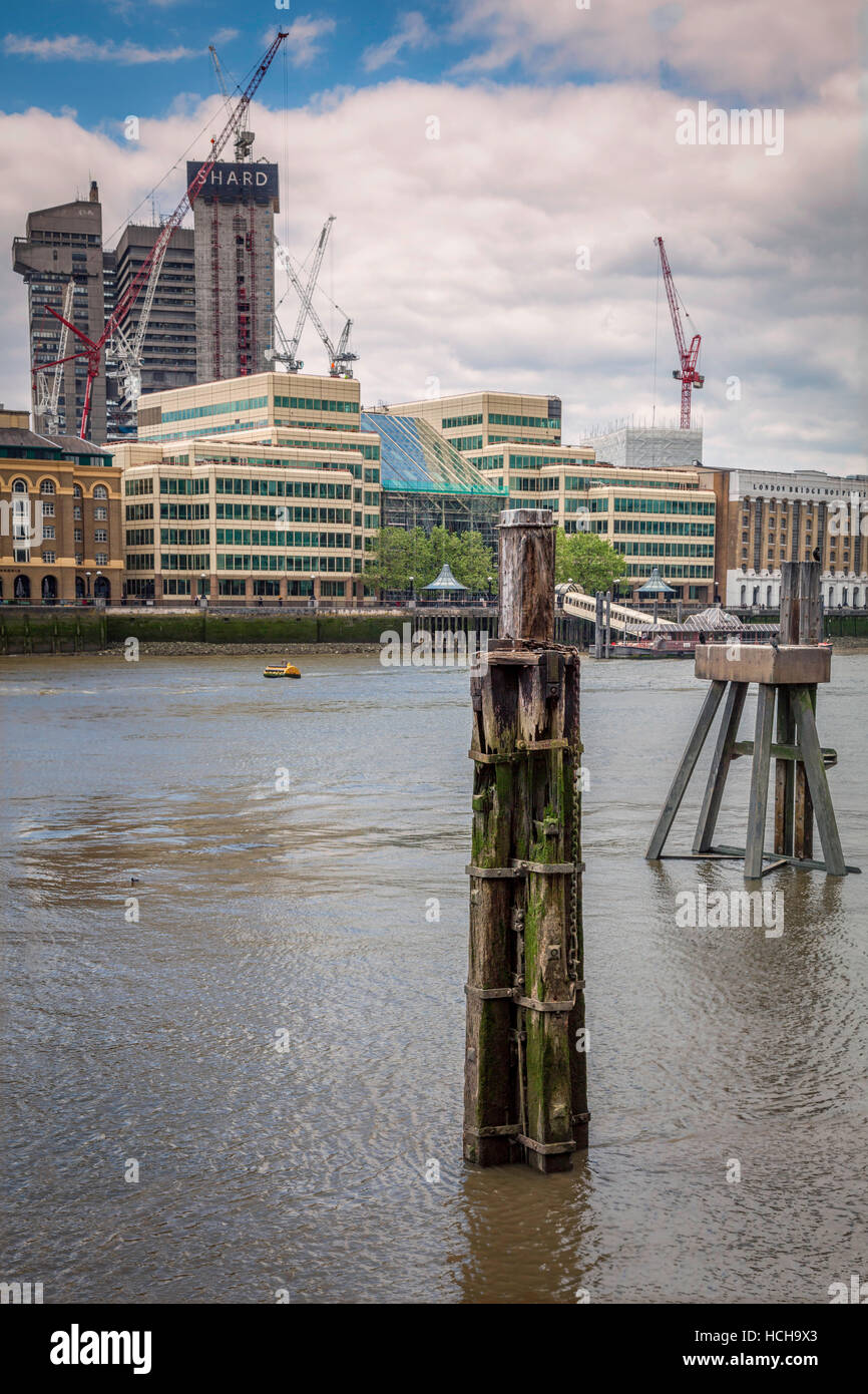 Ein Blick auf die Konstruktion der Shard aus über die Themse, London, UK. Stockfoto