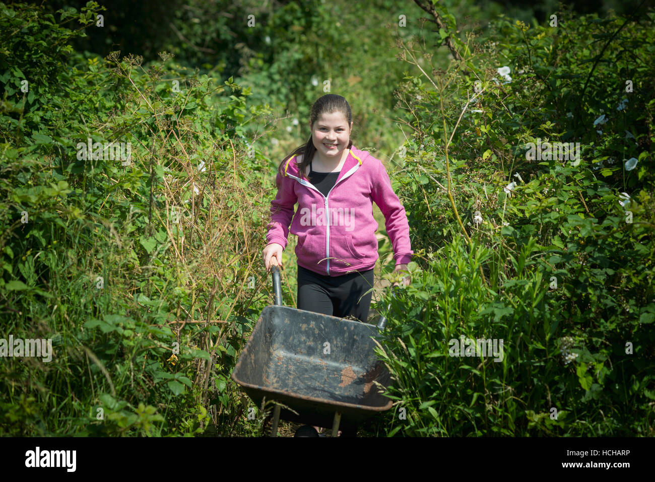 Teengirl im Garten auf einer englischen Zuteilung Stockfoto