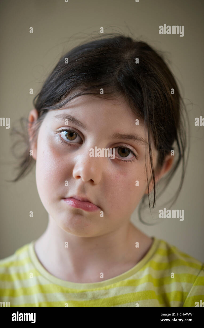 reflektierende traurig aussehende junge Mädchen starrte in die Ferne Stockfoto