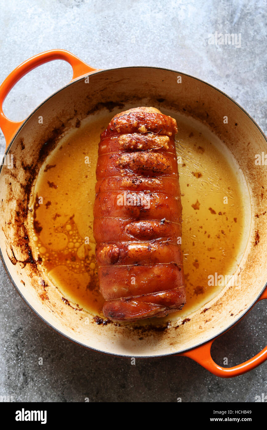 Geröstete italienische Porchetta auf Pfanne. Ansicht von oben Stockfoto