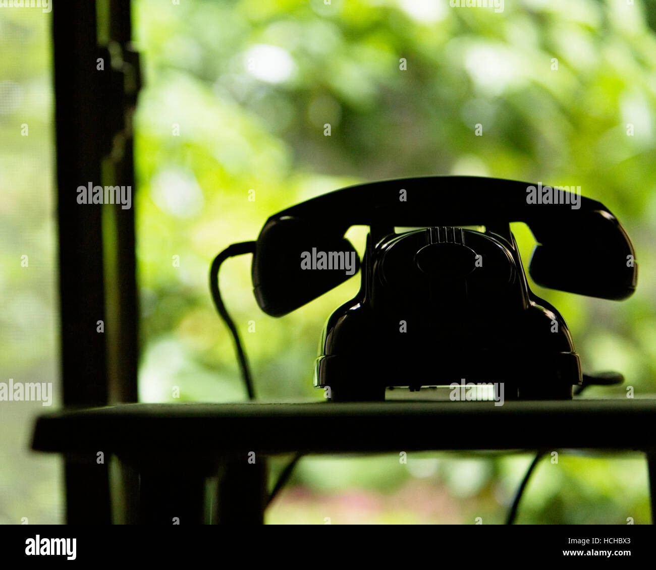 Vorderansicht der alten rotary Telefon auf einem Tisch. Stockfoto