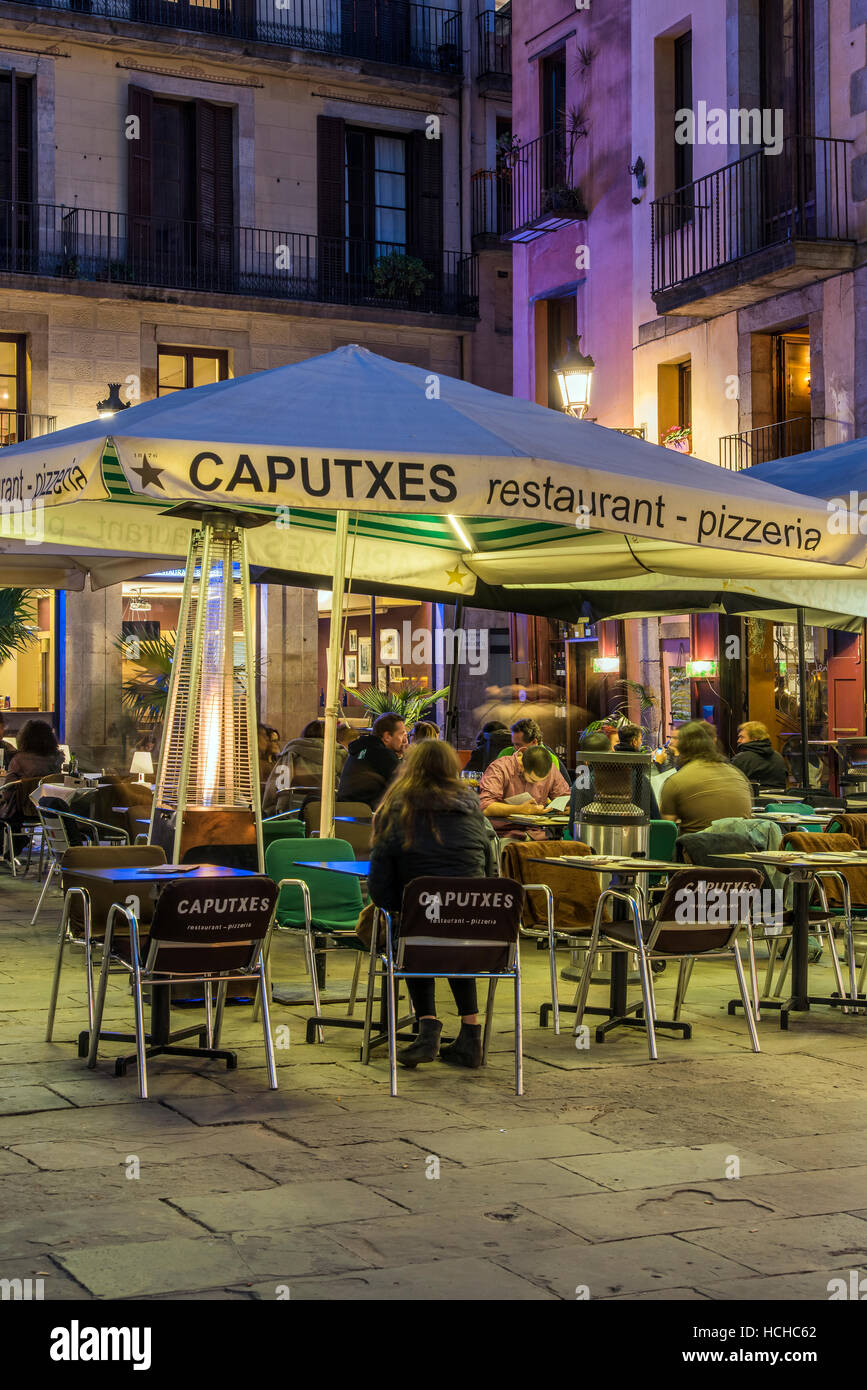 Nachtansicht von einem Straßencafé in das Viertel Born, Barcelona, Katalonien, Spanien Stockfoto