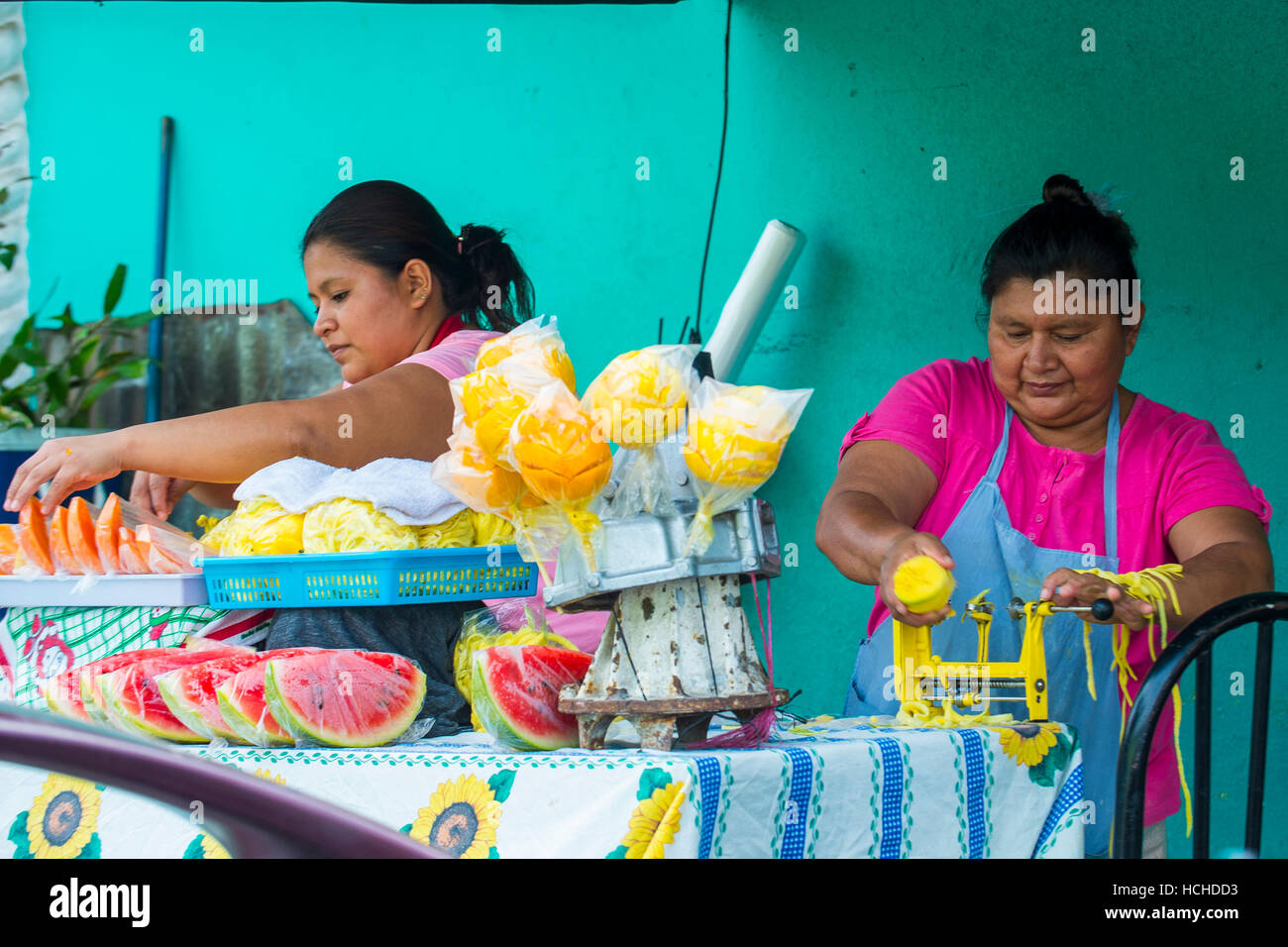 El Salvador Frauen verkauft Mango auf einem Stick während der Blüte & Palm-Festival in Panchimalco, El Salvador Stockfoto