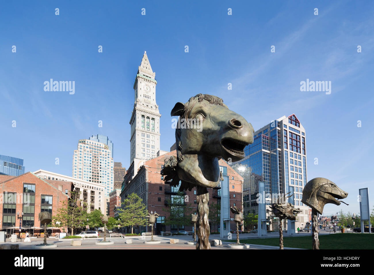 USA, Massachusetts, Boston, Pferd Kopf Kunstwerk Statuen mit Custom House Clock Tower. Stockfoto