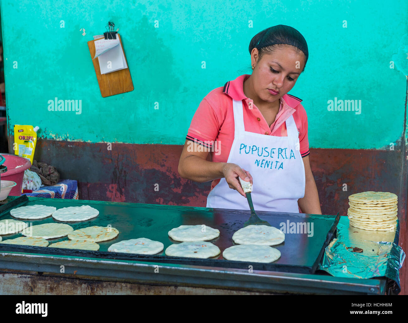 El Salvador Frau bereitet Popusas in Suchitoto El Salvador. Popusa ist ein traditionelles El Salvador Gericht aus Mais-tortilla Stockfoto