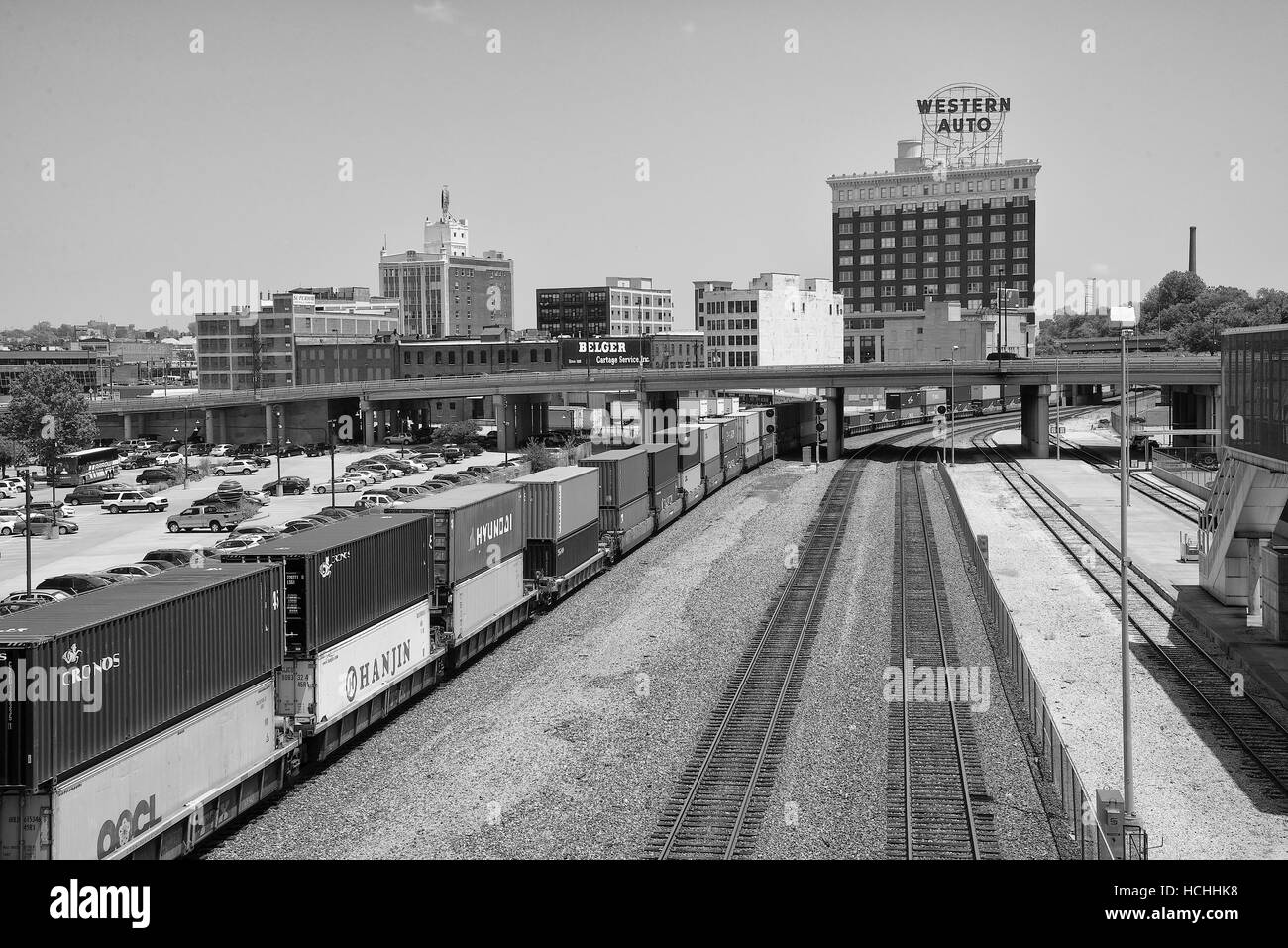 Gesamtansicht der Union Station, Kansas City, Missouri, USA. Inklusive dem Western Auto Gebäude, am Grand Boulevard. Stockfoto