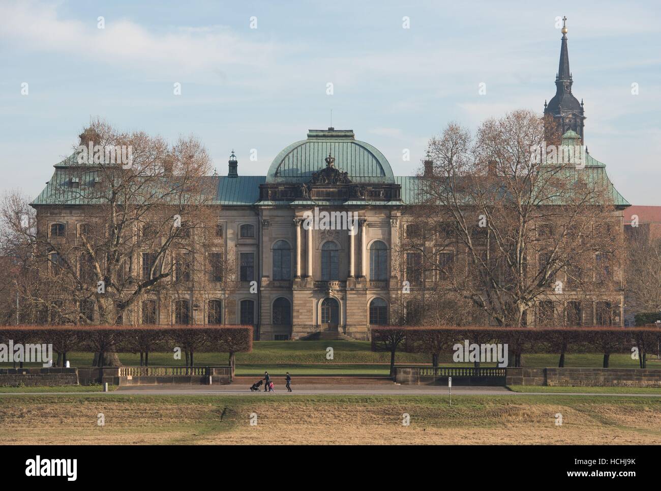 Dresden, Deutschland. 8. Dezember 2016. Das Exterieur des japanischen Palais in Dresden, Deutschland, 8. Dezember 2016. Der Palast ist Gastgeber der "Prolog #1-10: Geschichten von Menschen, Dinge und Orte Ausstellung. Die experimentelle Anlage verfügt über 10 interaktive zeigt und setzt sich kritisch mit der Analyse einer ethnographischen Sammlung. Foto: Sebastian Kahnert/Dpa-Zentralbild/Dpa/Alamy Live News Stockfoto