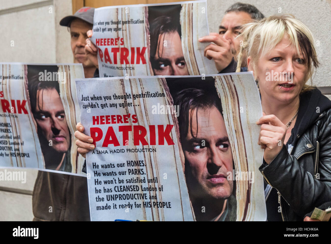 London, UK. 8. Dezember 2016. Klasse-Kriegs-Demonstranten halten ein Filmplakat Stil zeigt Zaha Hadid Architects Regisseur Patrik Schumacher mit der Meldung "er will unsere. Er will unsere PARKS. Er wird nicht zufrieden, bis er gesäubert London von der UNPRODUKTIVE hat und machte es bereit für sein Volk ". Bildnachweis: Peter Marshall/Alamy Live-Nachrichten Stockfoto