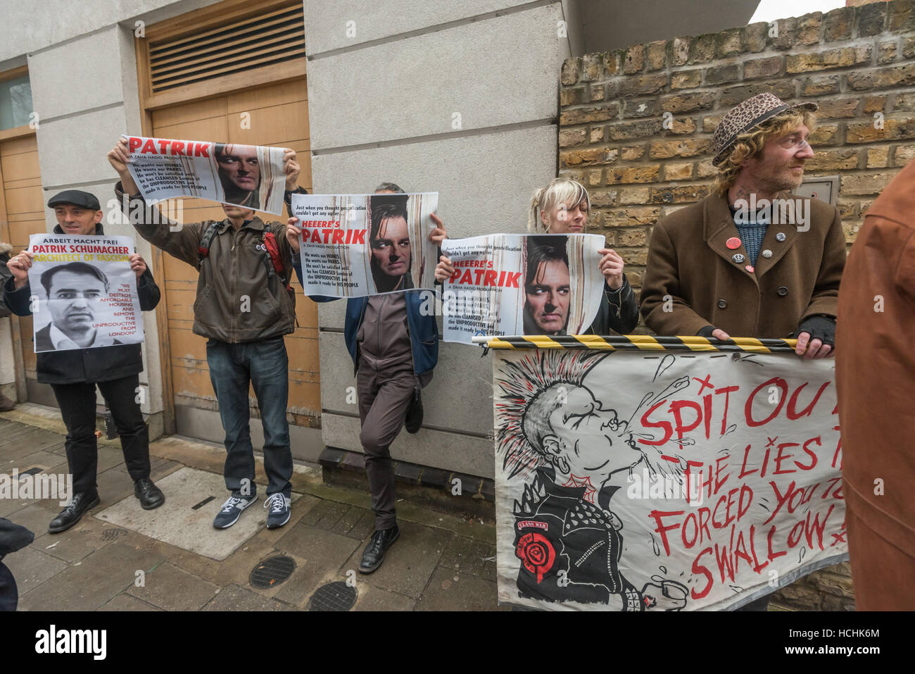London, UK. 8. Dezember 2016. Klassenkampf führen einen zweiten Protest gegen Zaha Hadid Architects Regisseur Patrik Schumacher, der vorschlug, London zu lösen die Krise durch die Abschaffung der Vorschriften, Gehäuse Privatisierung aller öffentlichen Raum und die Verschrottung Sozialwohnungen. Bildnachweis: Peter Marshall/Alamy Live-Nachrichten Stockfoto