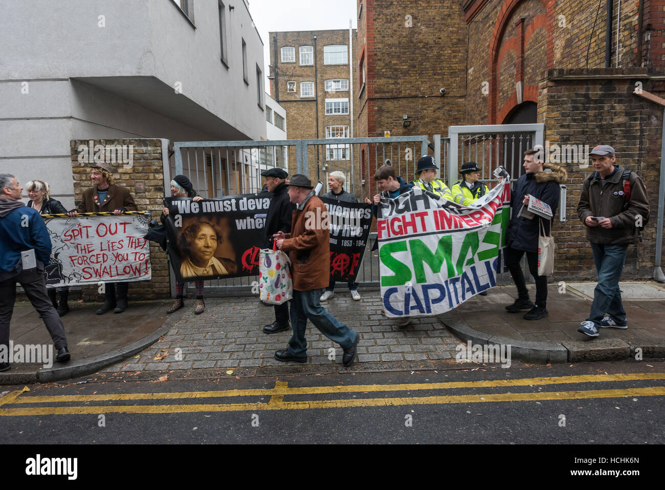 London, UK. 8. Dezember 2016. Klassenkampf führen einen zweiten Protest gegen Zaha Hadid Architects Regisseur Patrik Schumacher, der vorschlug, London zu lösen die Krise durch die Abschaffung der Vorschriften, Gehäuse Privatisierung aller öffentlichen Raum und die Verschrottung Sozialwohnungen. Bildnachweis: Peter Marshall/Alamy Live-Nachrichten Stockfoto