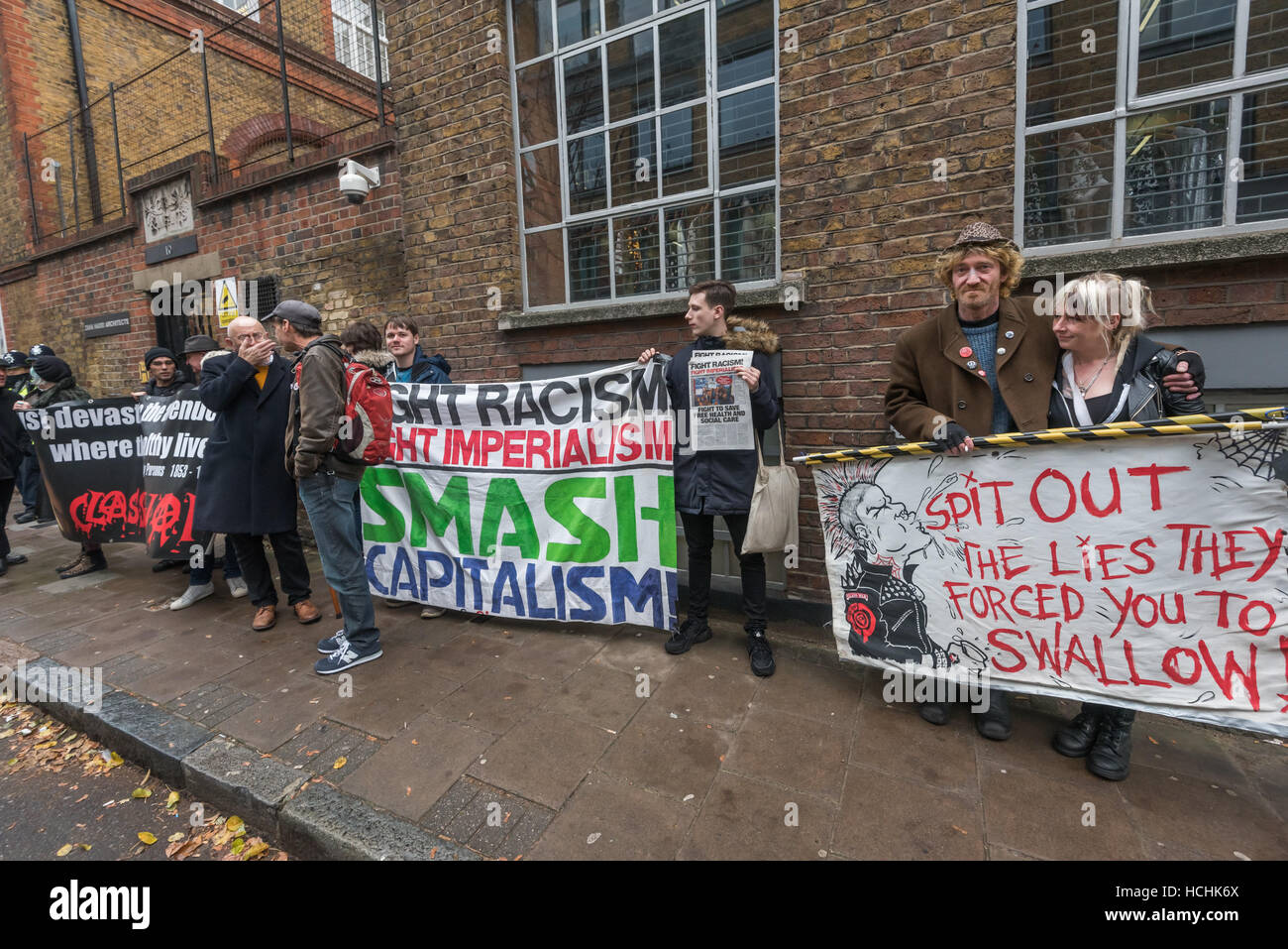 London, UK. 8. Dezember 2016. Klassenkampf führen einen zweiten Protest gegen Zaha Hadid Architects Regisseur Patrik Schumacher, der vorschlug, London zu lösen die Krise durch die Abschaffung der Vorschriften, Gehäuse Privatisierung aller öffentlichen Raum und die Verschrottung Sozialwohnungen. Bildnachweis: Peter Marshall/Alamy Live-Nachrichten Stockfoto