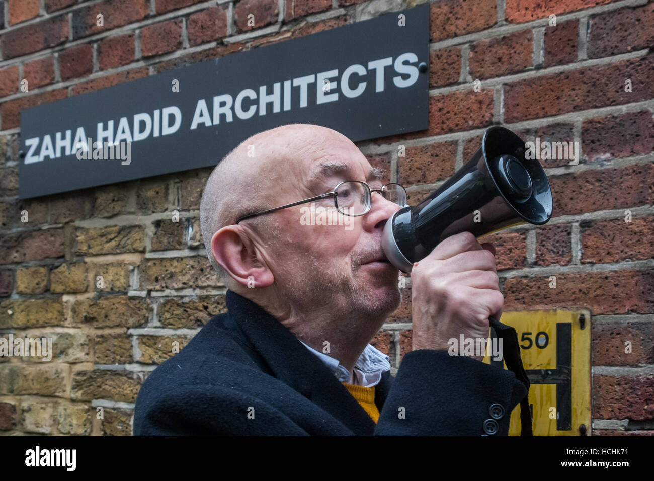 London, UK. 8. Dezember 2016. Ian Bone der Klassenkampf spricht auf ihren zweiten Protest gegen Zaha Hadid Architects Regisseur Patrik Schumacher, der vorschlug, London zu lösen die Krise durch die Abschaffung der Vorschriften, Gehäuse Privatisierung aller öffentlichen Raum und die Verschrottung Sozialwohnungen. Bildnachweis: Peter Marshall/Alamy Live-Nachrichten Stockfoto