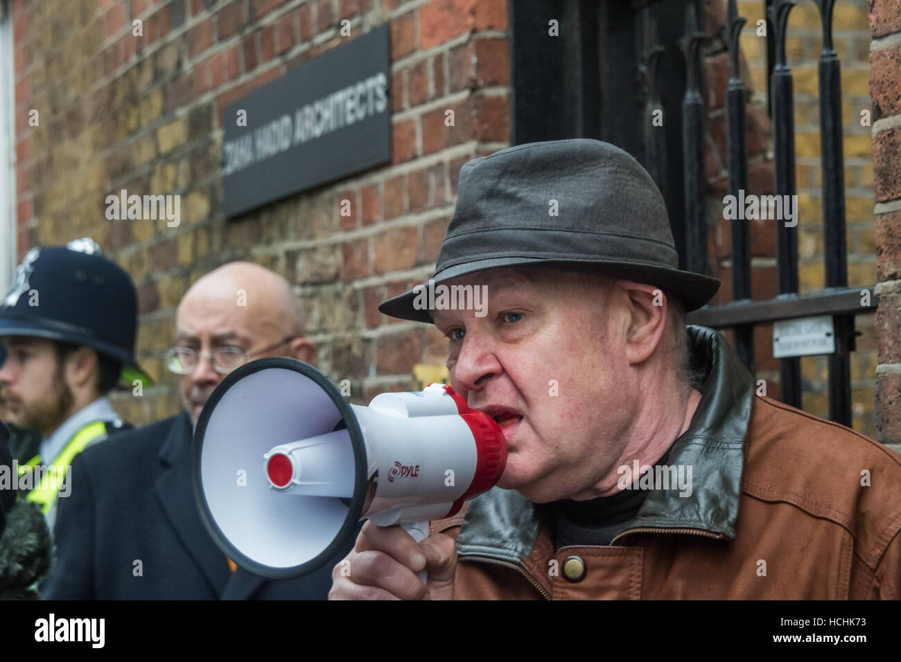 London, UK. 8. Dezember 2016. Anarchist Martin Wright spricht bei Class War zweite Protest gegen Zaha Hadid Architects Regisseur Patrik Schumacher, der vorschlug, London zu lösen die Krise durch die Abschaffung der Vorschriften, Gehäuse Privatisierung aller öffentlichen Raum und die Verschrottung Sozialwohnungen. Bildnachweis: Peter Marshall/Alamy Live-Nachrichten Stockfoto