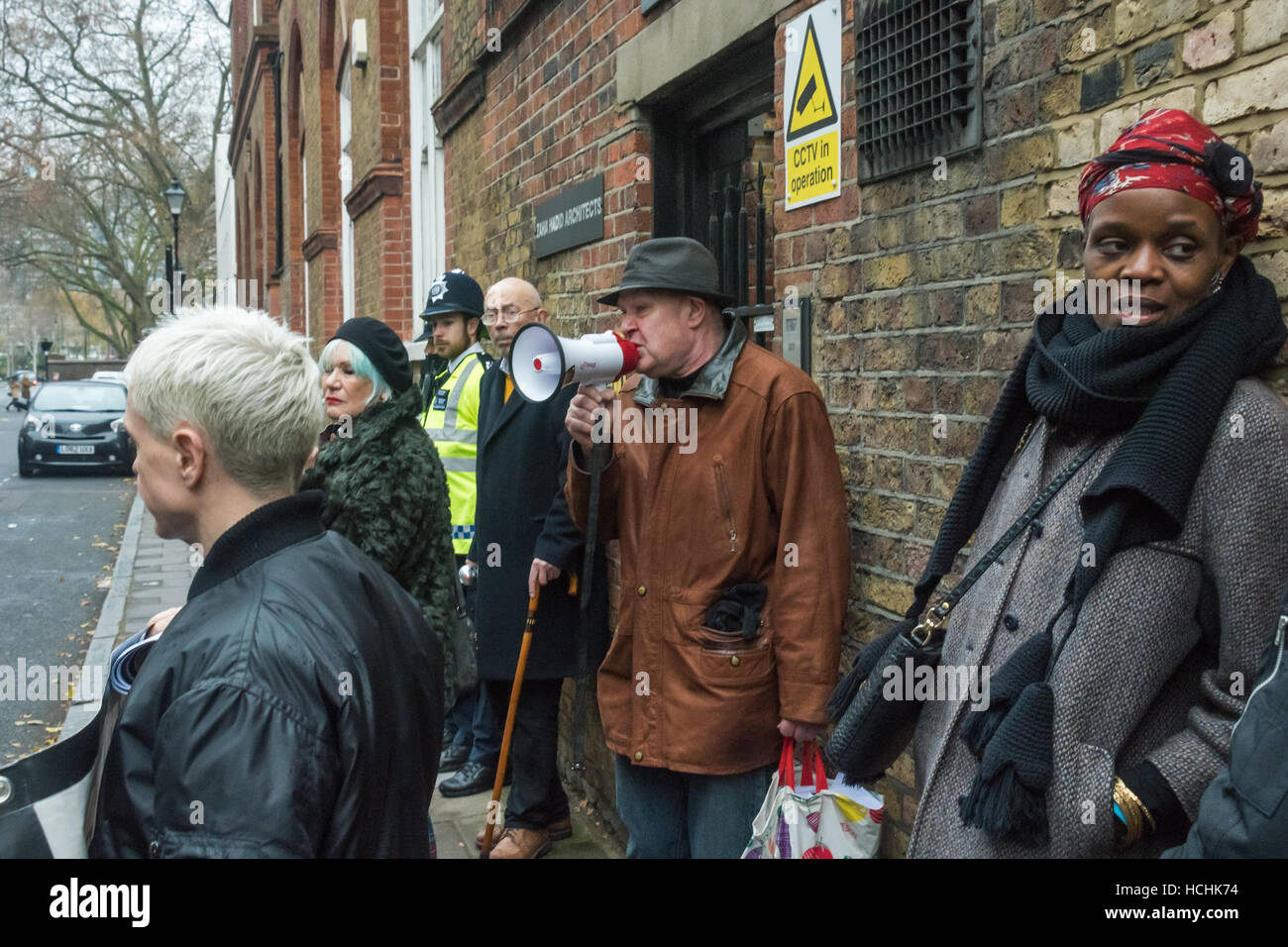 London, UK. 8. Dezember 2016. Klassenkampf führen einen zweiten Protest gegen Zaha Hadid Architects Regisseur Patrik Schumacher, der vorschlug, London zu lösen die Krise durch die Abschaffung der Vorschriften, Gehäuse Privatisierung aller öffentlichen Raum und die Verschrottung Sozialwohnungen. Bildnachweis: Peter Marshall/Alamy Live-Nachrichten Stockfoto