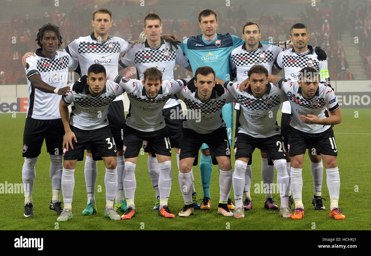 Mainz, Deutschland. 8. Dezember 2016. Die Stammelf des aserbaidschanischen Fußballclub Gabala FK posieren für ein Mannschaftsfoto vor der Europa League Fußball Befestigung zwischen FSV Mainz 05 und Gabala FK in der Opel-Arena in Mainz, Deutschland, 8. Dezember 2016. L-R, hintere Reihe: Theo Wochen, Vitaliy Vernydub, Vojislav Stankovic, Torwart Dmytro Bezotosniy, Sergei Zenjov und Rashad A. Sadygov. L-R, vordere Reihe: Urfan Abbasov, Filip Ozobic, Nika Kvekveskiri, Ricardinho und Asif Mammadov. Foto: Torsten Silz/Dpa/Alamy Live News Stockfoto