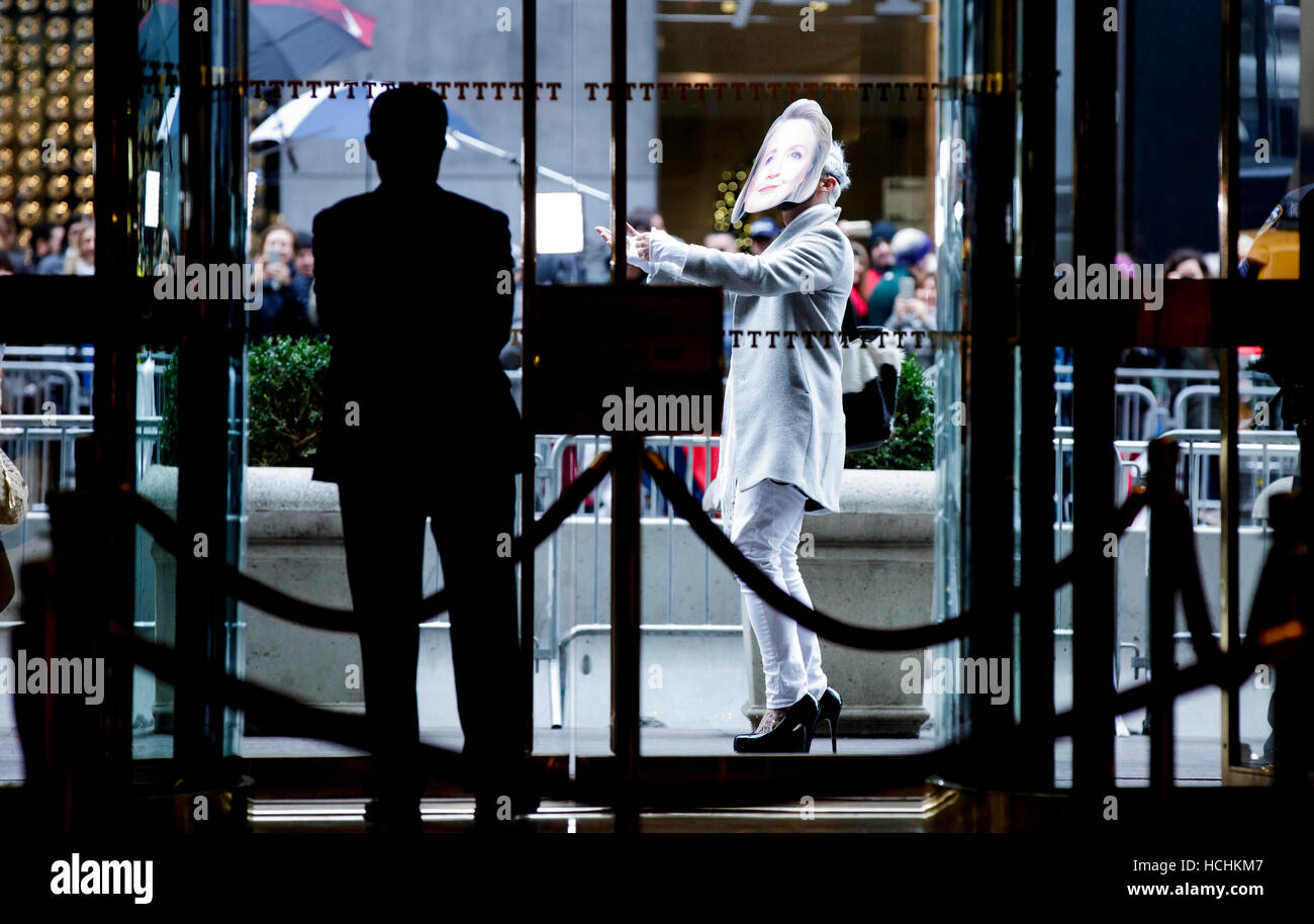 New York, USA. 8. Dezember 2016. Ein Mann mit einem Hillary Clinton steht vor den Türen des Trump Tower in New York, New York, USA, 8. Dezember 2016.  Bildnachweis: MediaPunch Inc/Alamy Live-Nachrichten Stockfoto