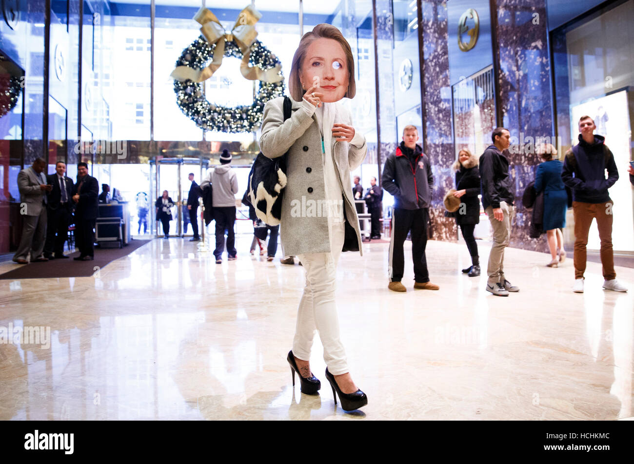 New York, USA. 8. Dezember 2016. Ein Mann mit Hillary Clinton Maske geht durch die Lobby des Trump Tower in New York, New York, USA, 8. Dezember 2016.  Bildnachweis: MediaPunch Inc/Alamy Live-Nachrichten Stockfoto