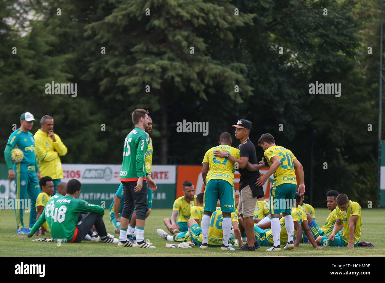 SÃO PAULO, SP - 08.12.2016: TREINO tun PALMEIRAS - nimmt auf dem Bild der Spieler Gabriel Jesus, der zu Manchester City verkauft wurde Abschied von seinen Begleitern am Ende des Trainings am Donnerstag (08) an der Fußball-Akademie in Barra Funda in São Paulo (SP). (Foto: Jales Valquer/Fotoarena) Stockfoto