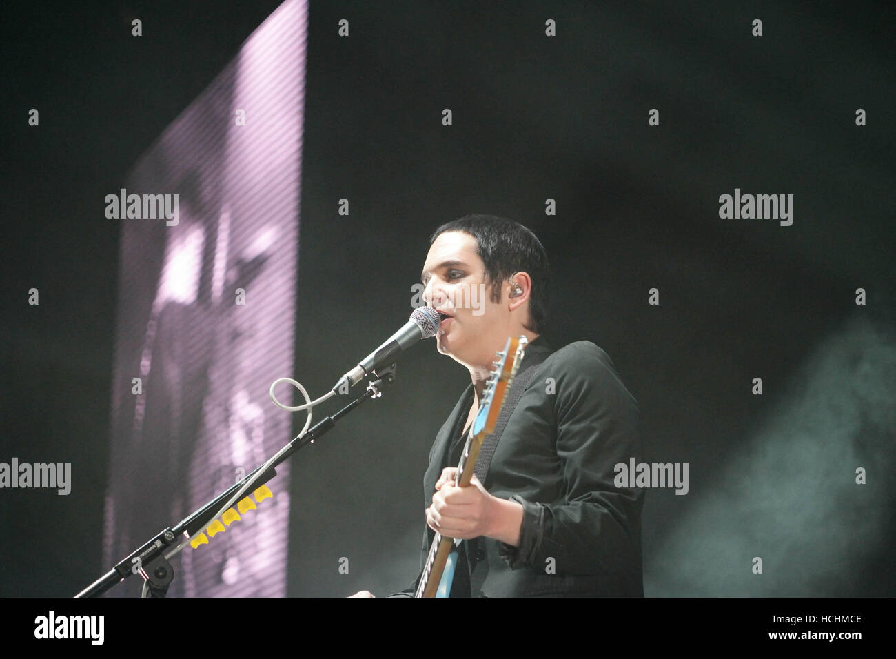 Birmingham, Vereinigtes Königreich. 8. Dezember 2016. Placebo auf der Bühne in Birmingham UK Barclaycard Arena auf ihrer 20. Jubiläums-Tour. Bildnachweis: Terry Mason/Alamy Live-Nachrichten Stockfoto