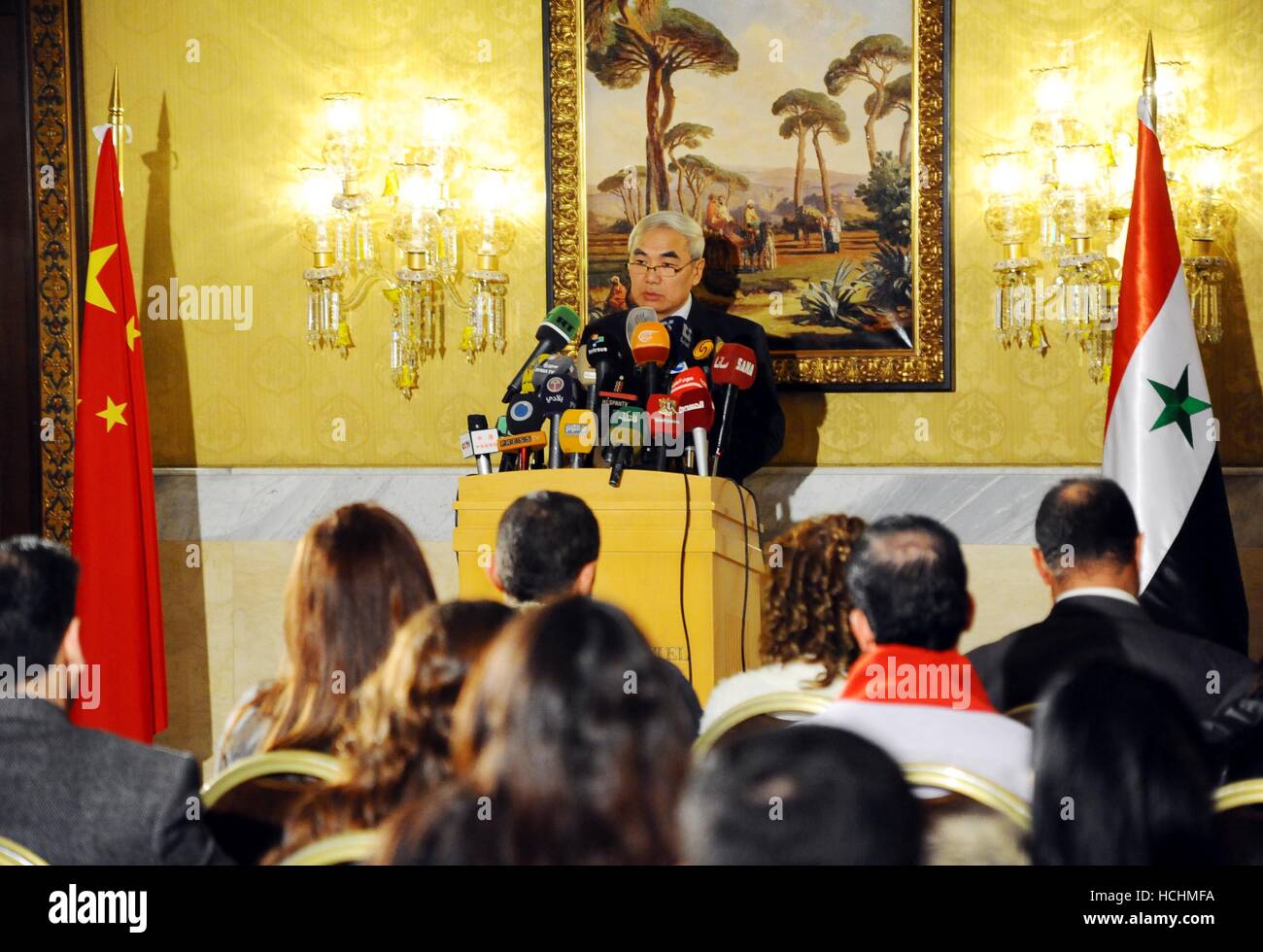 Damaskus, Syrien. 8. Dezember 2016. Xie Xiaoyan, Sonderbotschafter der chinesischen Regierung in syrischen Frage spricht während einer Pressekonferenz in Damaskus, Syrien, 8. Dezember 2016. Der UN-Sicherheitsrat vereint, Konsens und Form resultierende Kraft zur Beendigung der Krise in Syrien zu erreichen bleiben sollte, sagte Xie Xiaoyan während seiner letzten Reise nach Damaskus. © Ammar Safarjalani/Xinhua/Alamy Live-Nachrichten Stockfoto