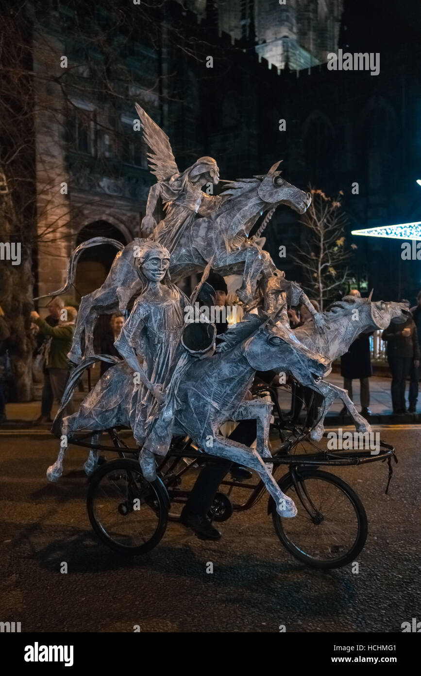 Chester, England. 8. Dezember 2016. Reiter in Chester Christmas Parade schweben.  Die Parade ist eine Erholung von Chesters Winter Uhr Parade, die zu Weihnachten im 15. Jahrhundert stattfand. Bildnachweis: Fotan/Alamy Live-Nachrichten Stockfoto