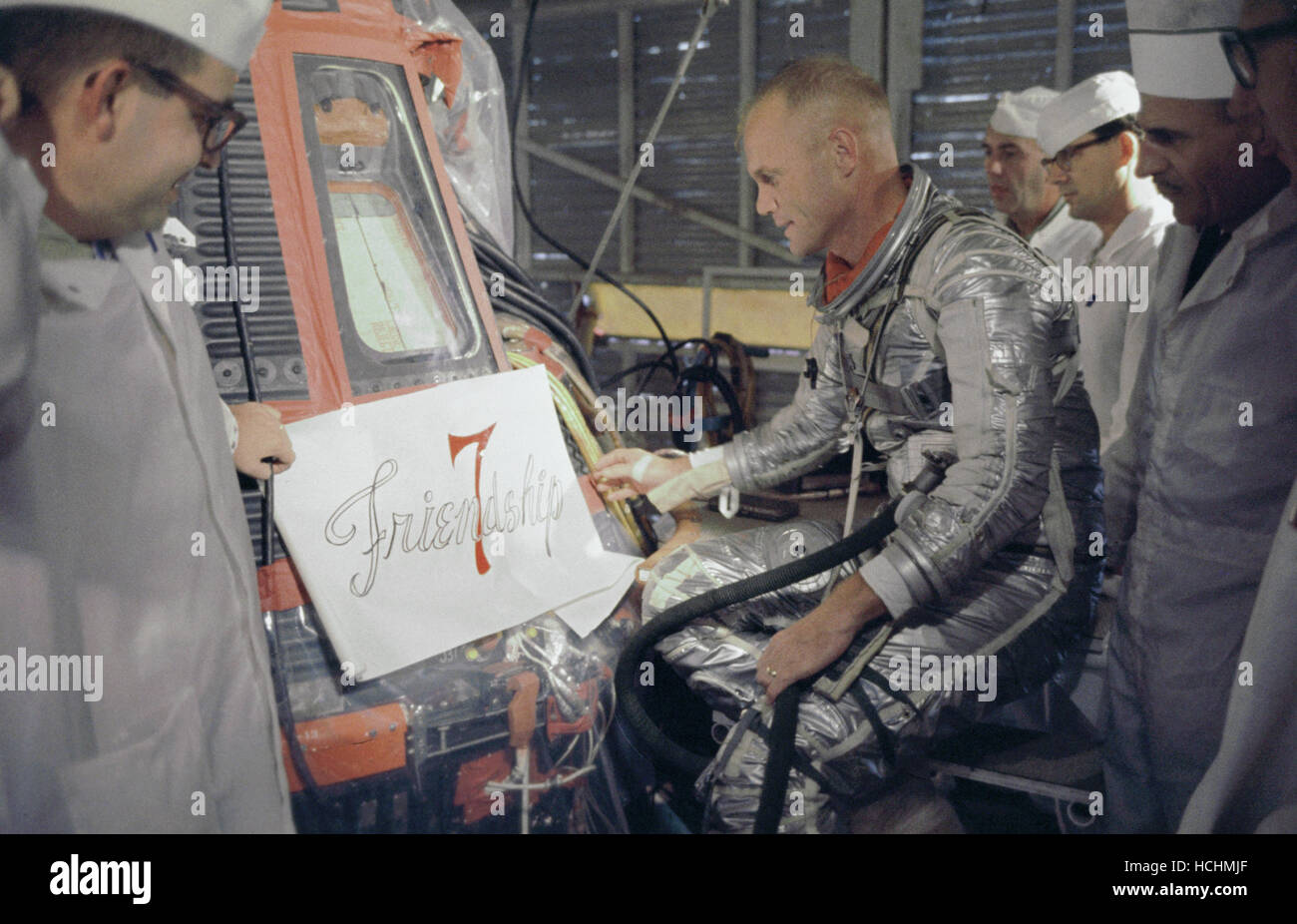 Astronaut John Glenn und Techniker inspizieren Kunstwerk, das auf der Außenseite der sein Mercury-Raumschiff auf 2. Februar 1962 gemalt wird. John Glenn Spitznamen seiner Kapsel "Friendship 7". Am 20. Februar 1962 Astronaut John H. Glenn Jr. in den Weltraum an Bord seiner Mercury-Atlas (MA-6) Rakete abgehoben und wurde der erste Amerikaner, der die Erde umkreisen. Nach umkreisen die Erde 3 Mal, landete Friendship 7 im Atlantik 4 Stunden, 55 Minuten und 23 Sekunden später, gerade östlich von Grand Turk Island auf den Bahamas. Glenn und seiner Kapsel wurden von der Marine Zerstörer Noa, 21 Minuten nach Splashdow geborgen. Stockfoto