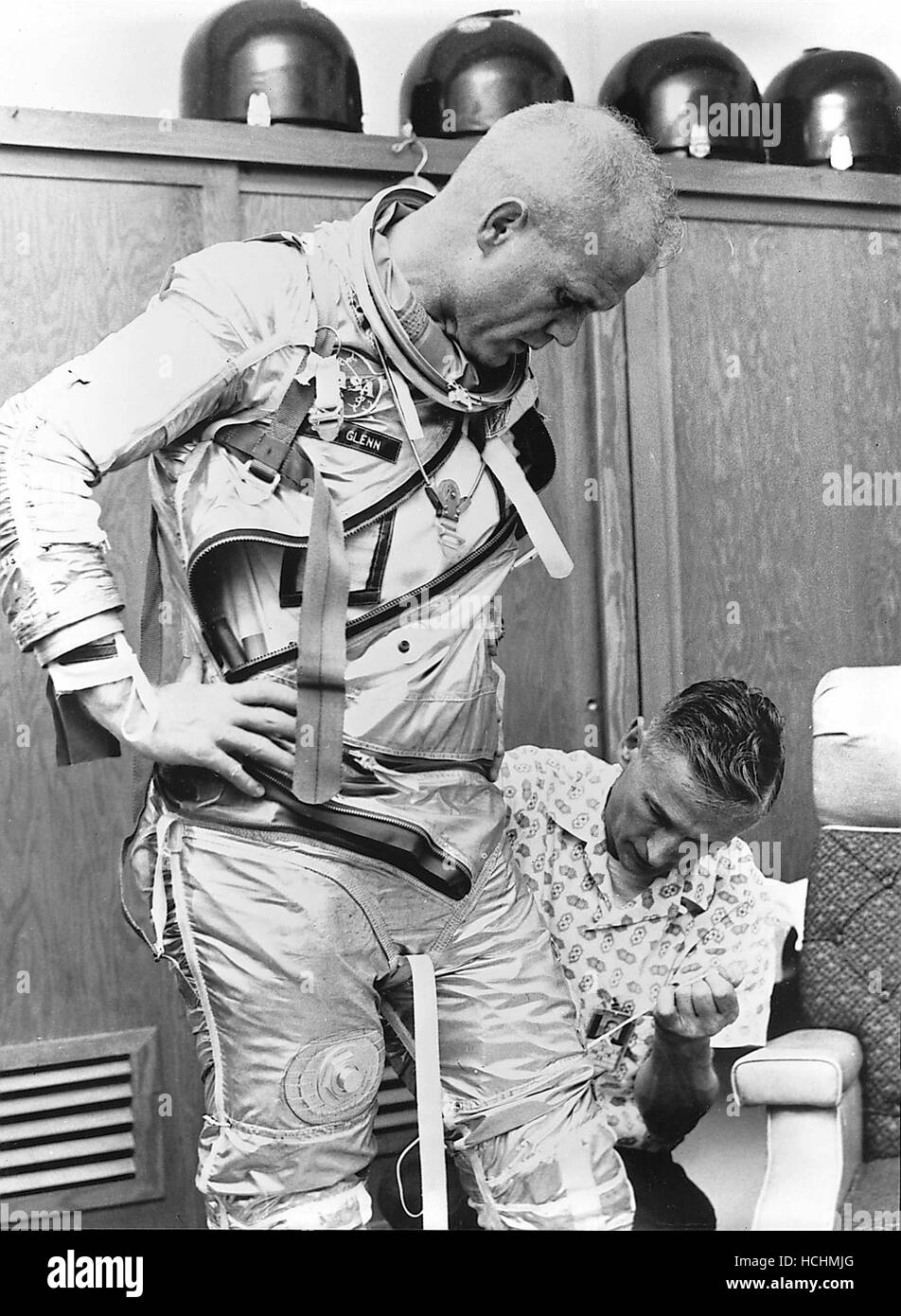 Washington, DC - 19. April 1998--Astronaut John H. Glenn, Jr. wird von Joe W. Schmitt unterstützt, wie er passt sich in der Praxis für die Perparation der Mission Mercury-Atlas 6 (MA-6) in das Bild, das in Cape Canaveral, Florida am 5. Februar 1962.Credit: NASA/CNP /MediaPunch Stockfoto