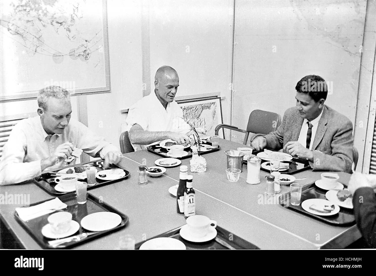 Astronaut John H. Glenn, Jr. (Mitte) isst Frühstück am 20. Februar 1962 vor seinem Start von Cape Canaveral, Florida in Erdumlaufbahn an Bord Friendship 7. Dr. William K. Douglas ist auf der rechten Seite. Nicht identifizierte Person auf der linken Seite möglicherweise Astronaut Donald K. "Deke" Slayton.Credit: NASA über CNP /MediaPunch Stockfoto
