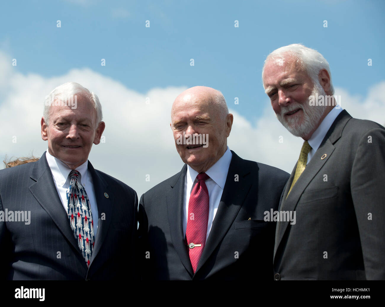 Von links nach rechts: allgemeine j.r. "Jack" Dailey, Museumsdirektor, Smithsonian Institution Steven F. Udvar-Hazy Center; ehemalige US-Senator John H. Glenn (Demokrat of Ohio) und der erste Amerikaner, um die Erde zu umkreisen; und Dr. Wayne Clough, Sekretärin, Smithsonian Institution; posieren Sie für ein Gruppenfoto nach der Zeremonie, wo das Space Shuttle Discovery unterzeichnet wurde, über das Space Shuttle Enterprise in Chantilly, Virginia warten auf die Ankunft der auf Donnerstag, 19. April 2012 zu ersetzen. Bildnachweis: Ron Sachs/CNP. (Einschränkung: keine New York oder New Jersey Zeitungen oder Zeitungen in Stockfoto