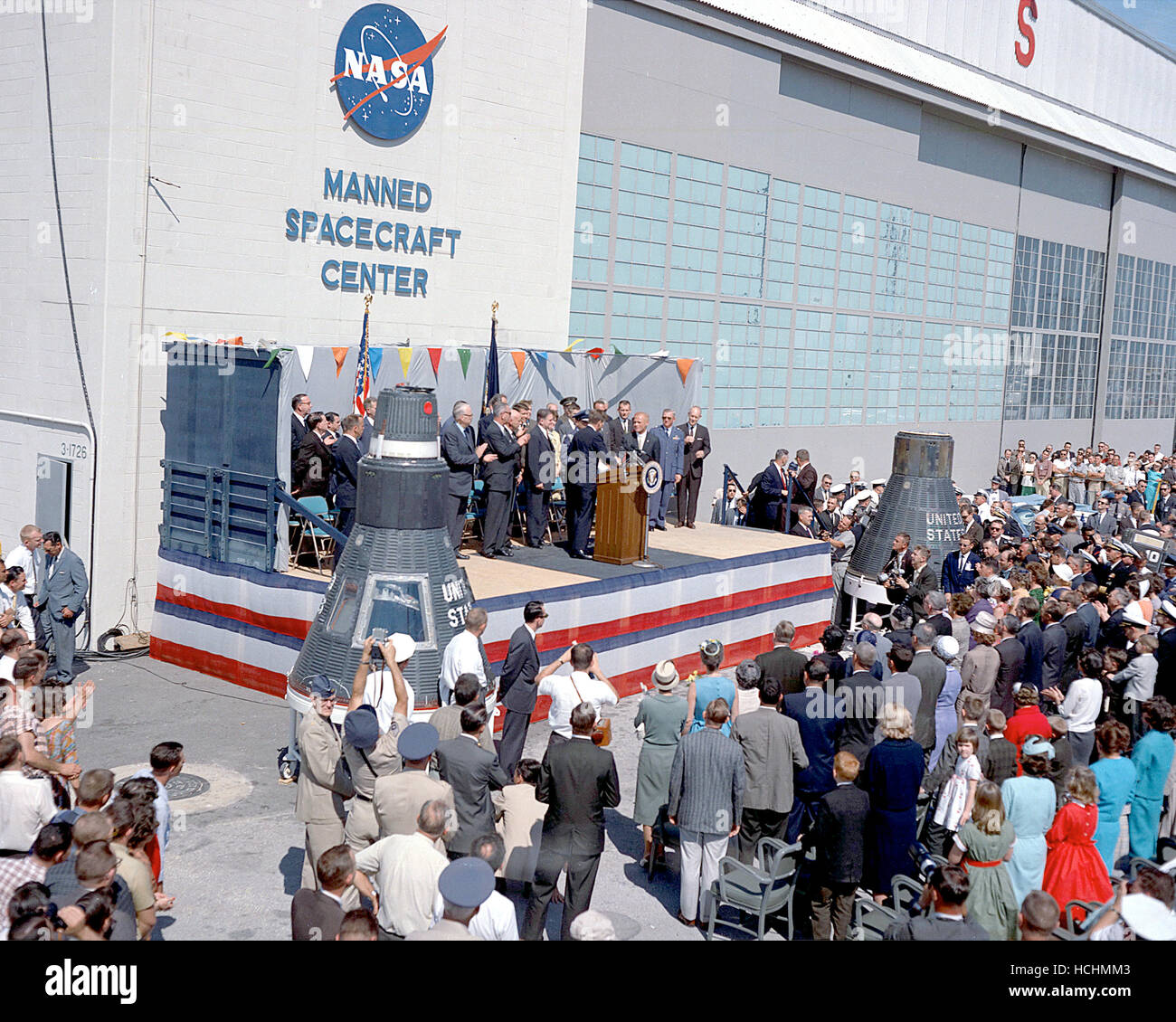 Astronaut John Glenn, Jr. wird von Präsident John F. Kennedy geehrt, nach seinem historischen ersten Orbitalflug besetzt. Die Zeremonie wird am 23. Februar 1962 in das Manned Spacecraft Center in Cape Canaveral, Florida statt. Das Zentrum zog nach Houston, Texas später dieses Jahr, wo es weiterhin wohnen. Credit: NASA über CNP /MediaPunch Stockfoto