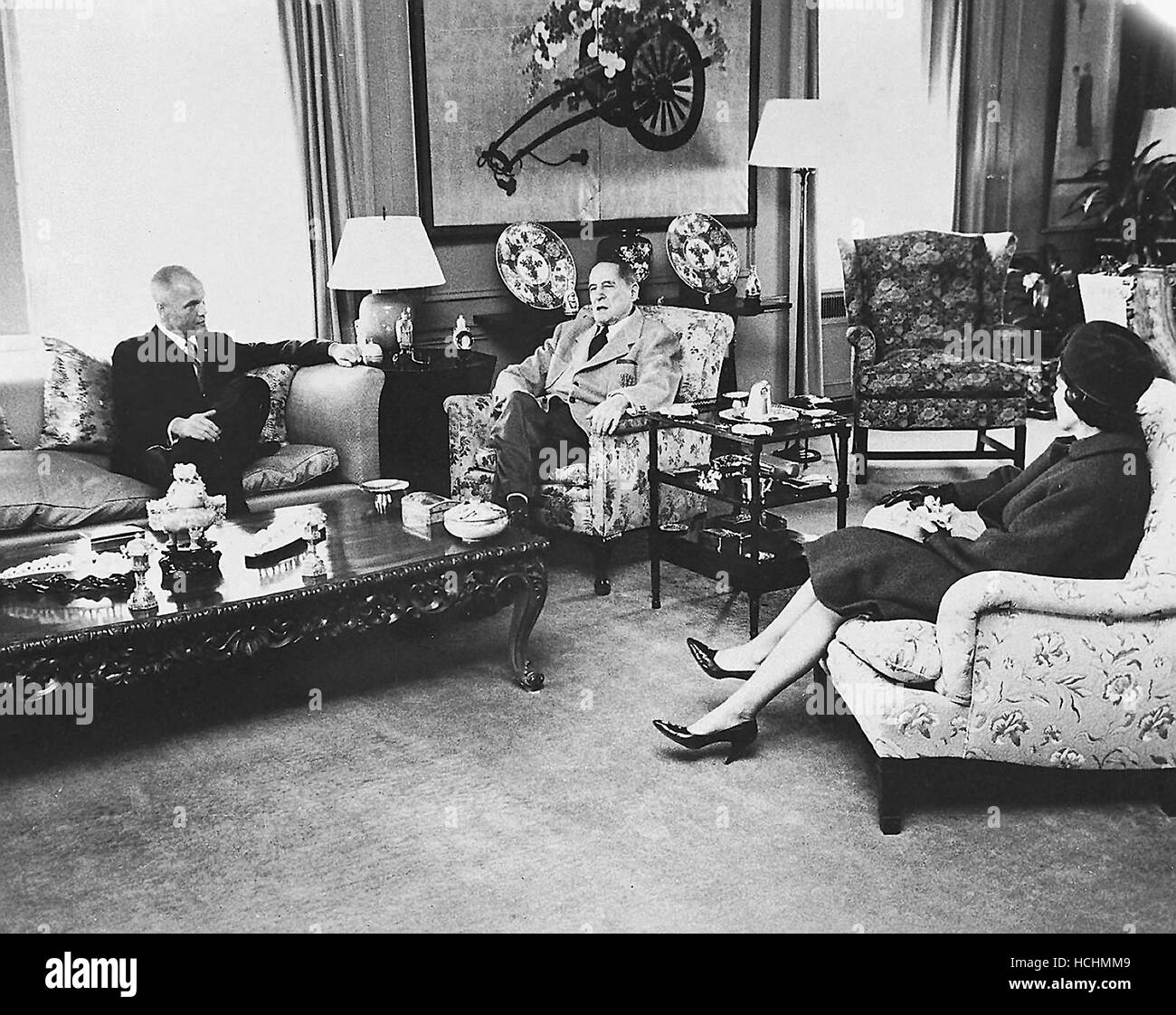 Astronaut John H. Glenn Jr., Frau, Annie, rechts und Links zu besuchen, mit General Douglas McArthur, Center, im Waldorf Astoria Hotel in New York, New York am 10. April, 1962.Credit: NASA über CNP /MediaPunch Stockfoto