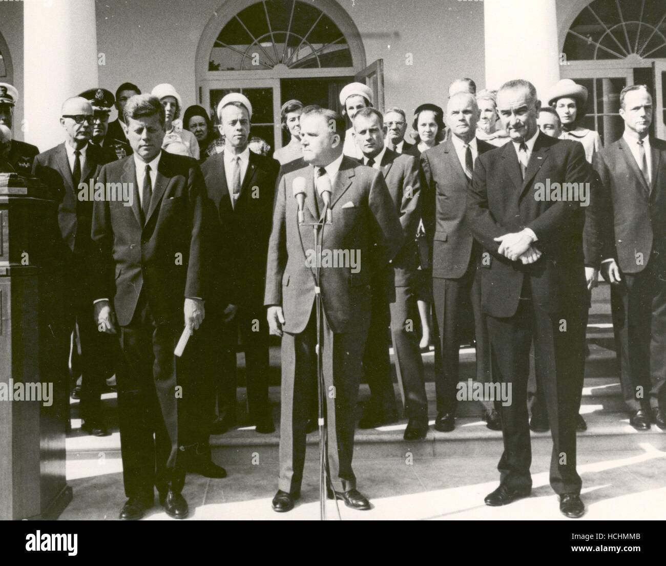 NASA-Administrator James E. Webb (Mitte) zitiert die Raum Errungenschaften der die Projekt-Mercury-Astronauten, die in einer Zeremonie im Weißen Haus am 10. Oktober 1963 mit dem 1963 Collier Trophy Award ausgezeichnet. Präsident John F. Kennedy (links) und Vizepräsident Lyndon Johnson begleiteten Webb bei der Zeremonie. Fünf der sieben Mercury-Astronauten sind sichtbar in der Reihe hinter James Webb. Sie sind (ab JFK es links): Alan Shepard, Donald "Deke" Slayton, John Glenn, Virgil "Gus" Grissom und Scott Carpenter.Credit: NASA über CNP /MediaPunch Stockfoto