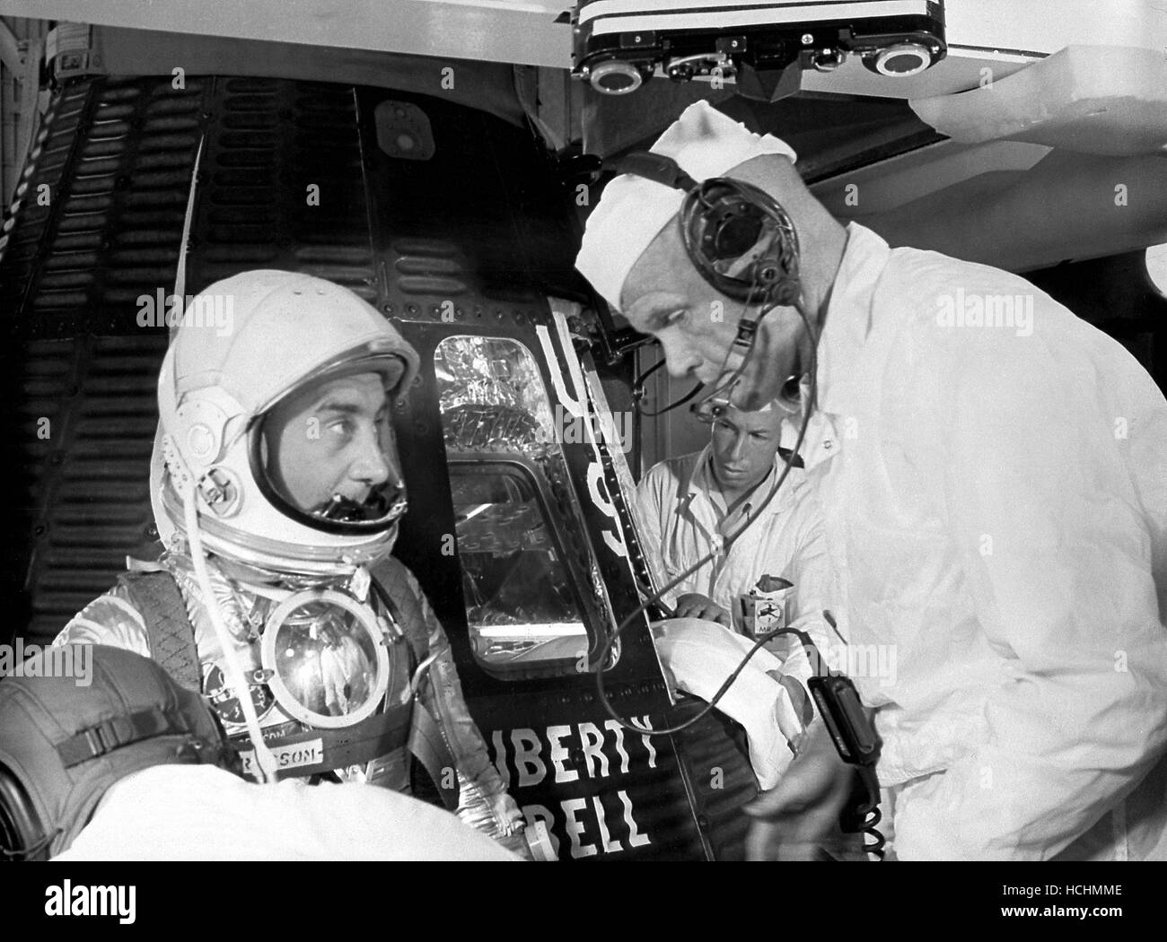Astronauten Virgil Grissom plaudert mit Astronaut John Glenn vor dem Eintritt in die Liberty Bell 7 Kapsel für die MR-4 Mission Cape Canaveral, Florida, USA am 21. Juli 1961. Die MR-4-Mission war die zweite bemannte Suborbitalflug mit der Mercury-Redstone-Booster, entwickelt von Marshall Space Flight Center.Credit: NASA über CNP /MediaPunch Stockfoto